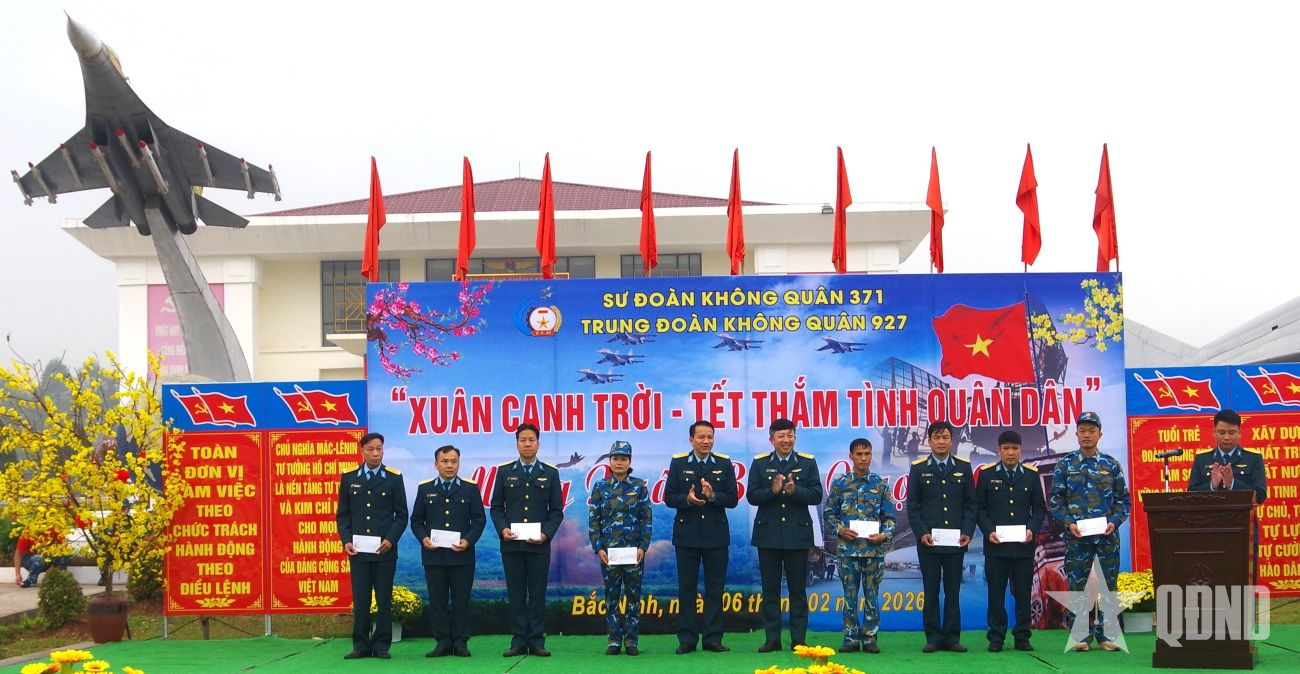 Sôi nổi chương trình “Xuân canh trời - Tết thắm tình quân dân” ở Trung đoàn Không quân 927